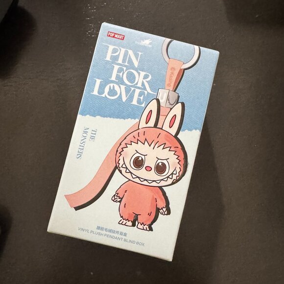 LABUBU - Pin for Love - "Q" from POP MART - Picture 4 of 4